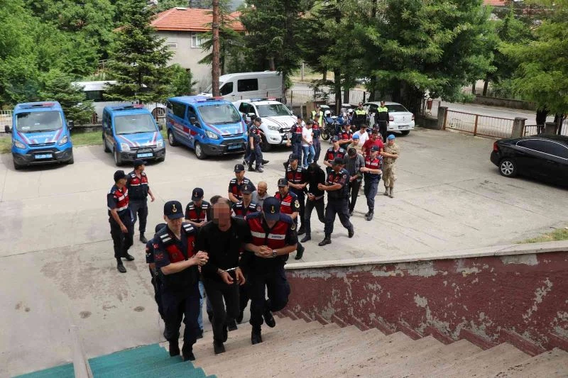 Uyuşturucu imalathanelerine şafak operasyonu: 11 gözaltı
