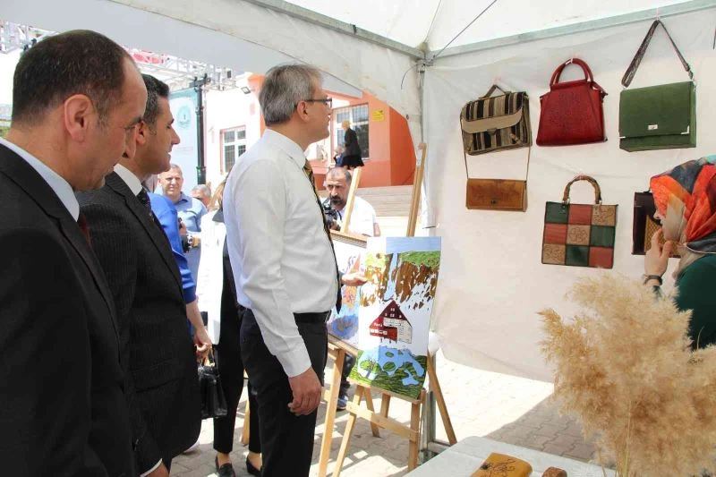 Bingöl’de kadınların el emekleri görücüye çıktı
