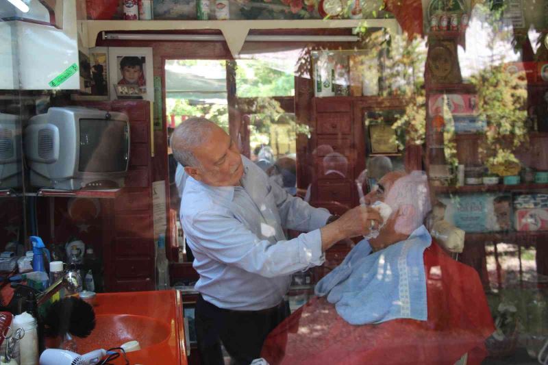 Ailesi maddi imkansızlıklar nedeni ile okutamadı, 50 yıldır makas sallayarak çocuğunu avukat yaptı
