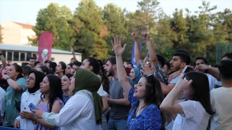 İnegöl’de üniversite öğrencileri Anıl Can ile coştu
