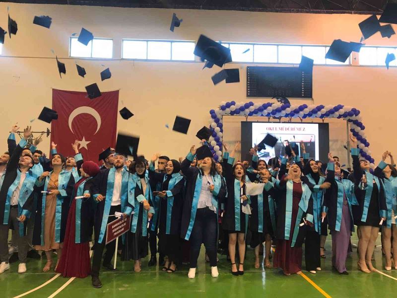 Bolvadin’de üniversite öğrencilerinin mezuniyet heyecanı
