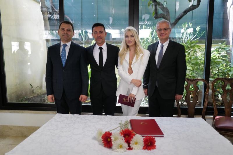 Mustafa Sandal, Melis Sütşurup ile Roma’da evlendi
