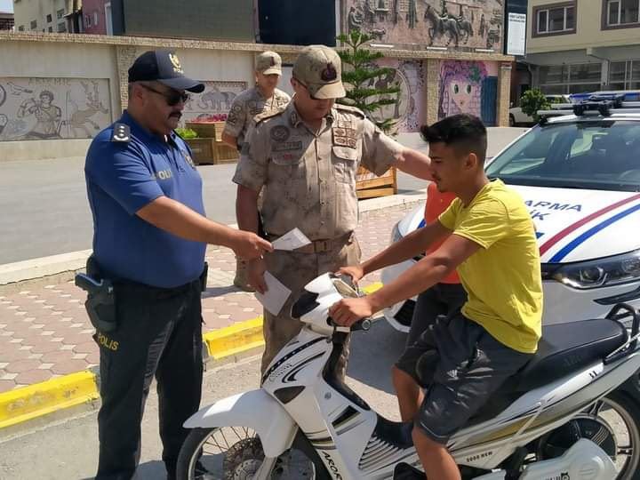 Erzin’de Motosiklet Sürücülerine Kask Uyarısı