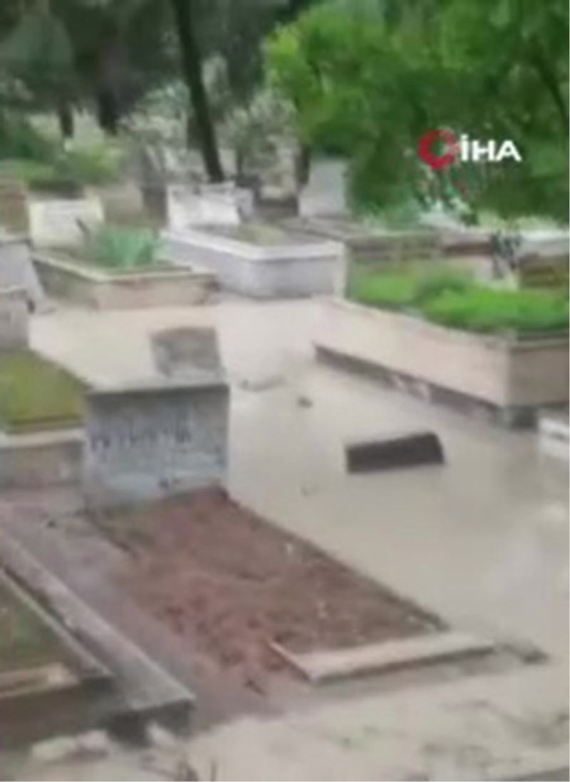 Ankara’da sel Karşıyaka Mezarlığını da vurdu
