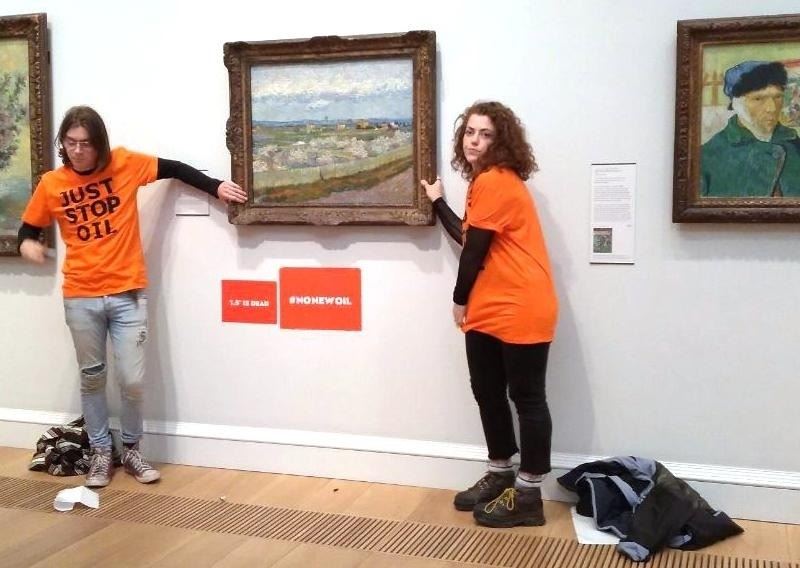 İklim aktivistleri ellerini 1889 tarihli Van Gogh tablosuna yapıştırdı
