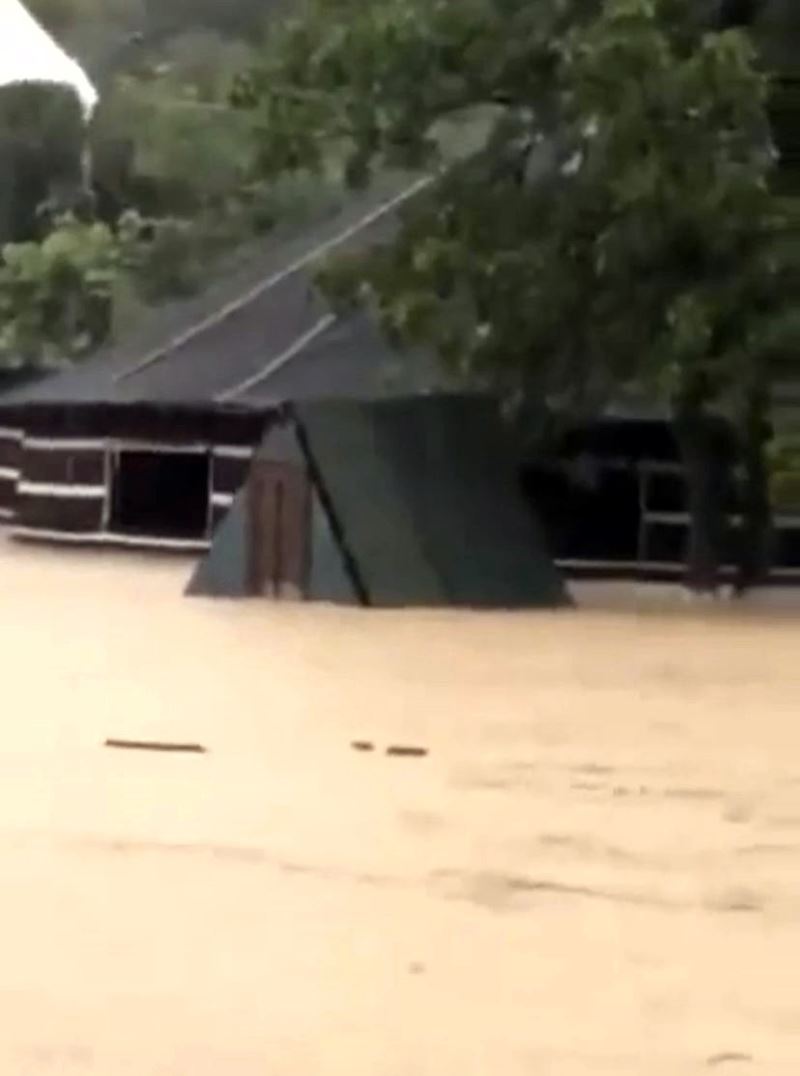 Düzce’de sel, bungalov evi işte böyle sürüklemiş
