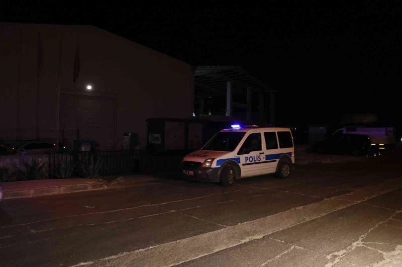 Ayrılma aşamasındaki karısının iş yerinde bir kişiyi rehin aldı, sonra da araya giren kişiyi öldürdü
