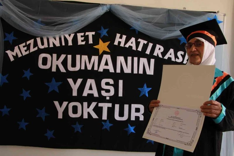 Televizyondaki altyazıları okuyamıyordu: 66 yaşında cübbe giyip kep attı
