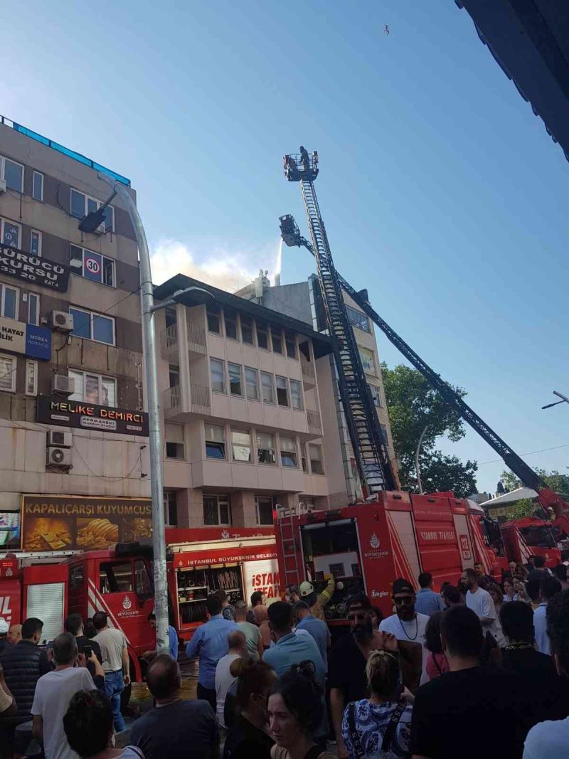Bakırköy’de iş hanının çatısında korkutan yangın
