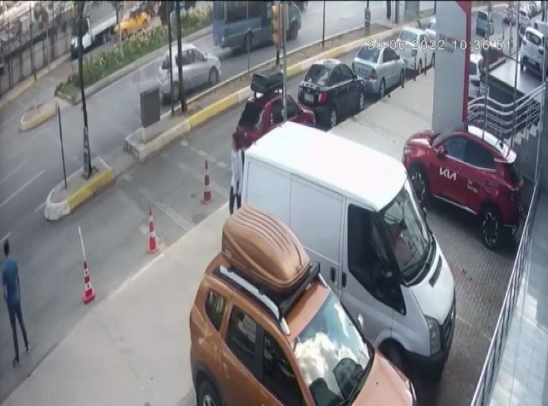 Ataşehir’de otomobil minibüsle çarpışıp durağa daldı: 2 yaralı
