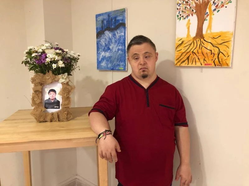 Down sendromlu Kaan’ın resimleri Kartal’da sergilendi
