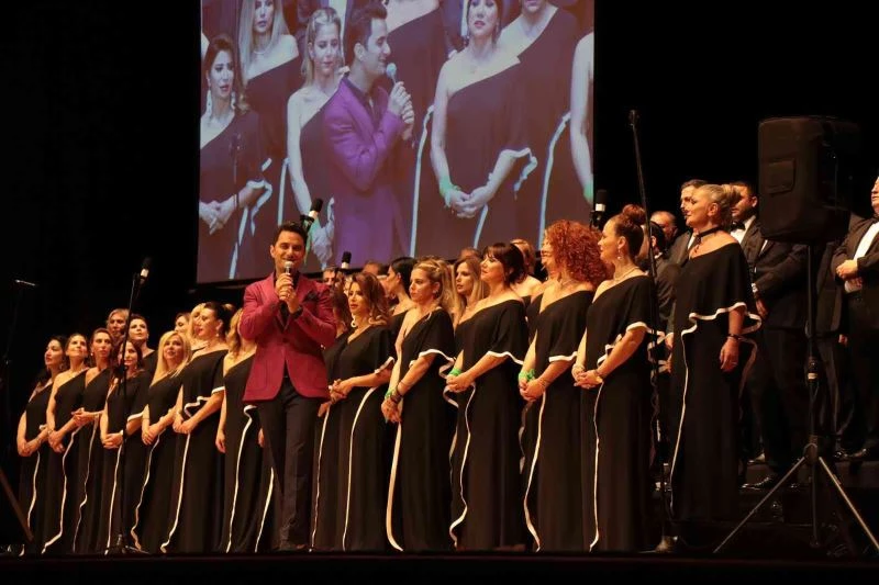 Ünlü sanatçılar ve C-Majör korosu down sendromlu çocuklara destek konserinde bir araya geldi
