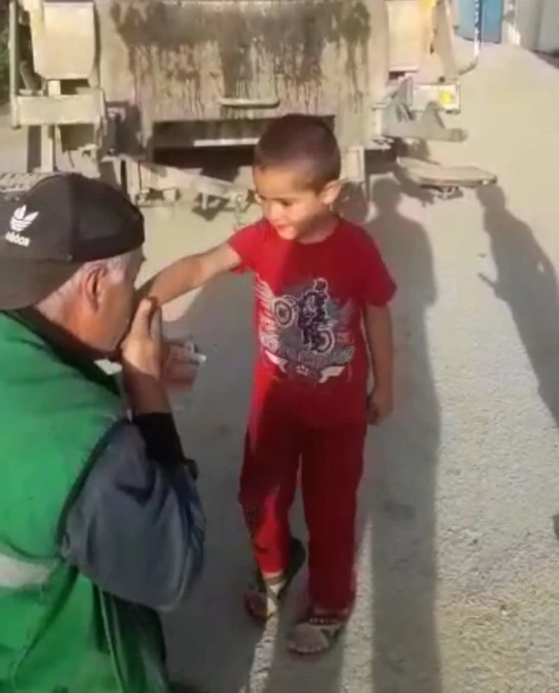 Çöp toplarken kendisine yardım eden çocukların elini öpüp harçlık verdi
