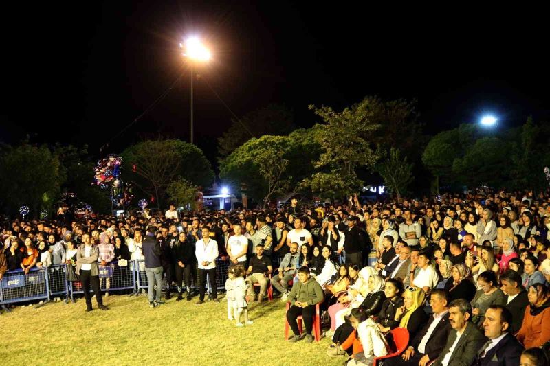 Ünlü sanatçı Sarıkaya, Vanlılara unutulmaz bir gece yaşattı
