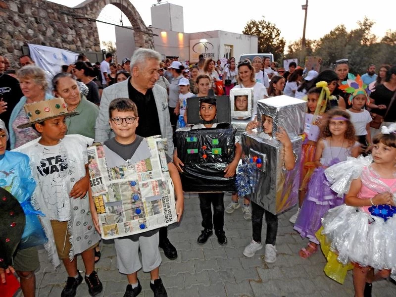 Alaçatı’da çevreci okuldan farkındalık yürüyüşü
