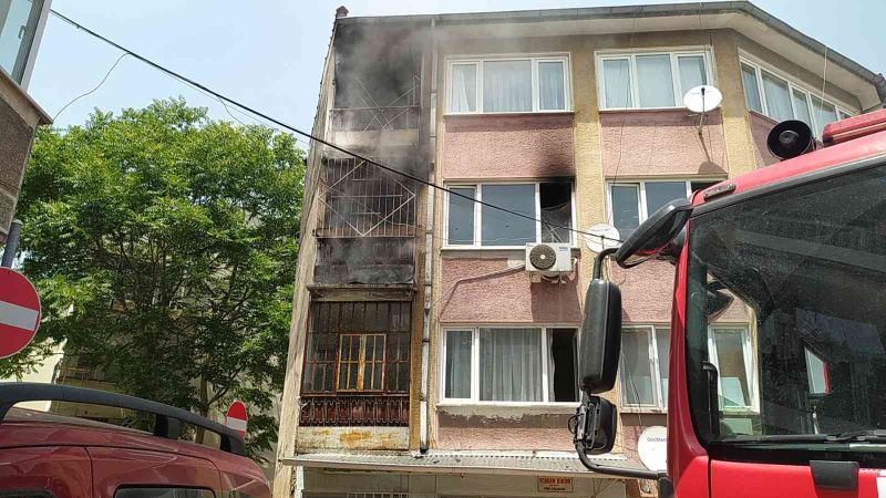 Bursa’da korkutan yangında mahsur kalanları kapıyı kırarak kurtardılar

