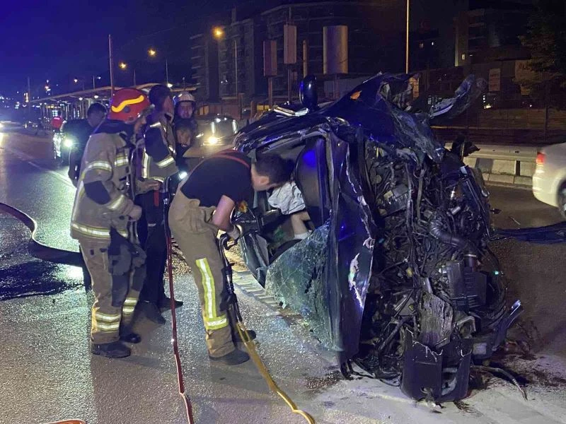 Hurdaya dönen otomobilde sıkıştığı yerden yaralı olarak kurtarıldı
