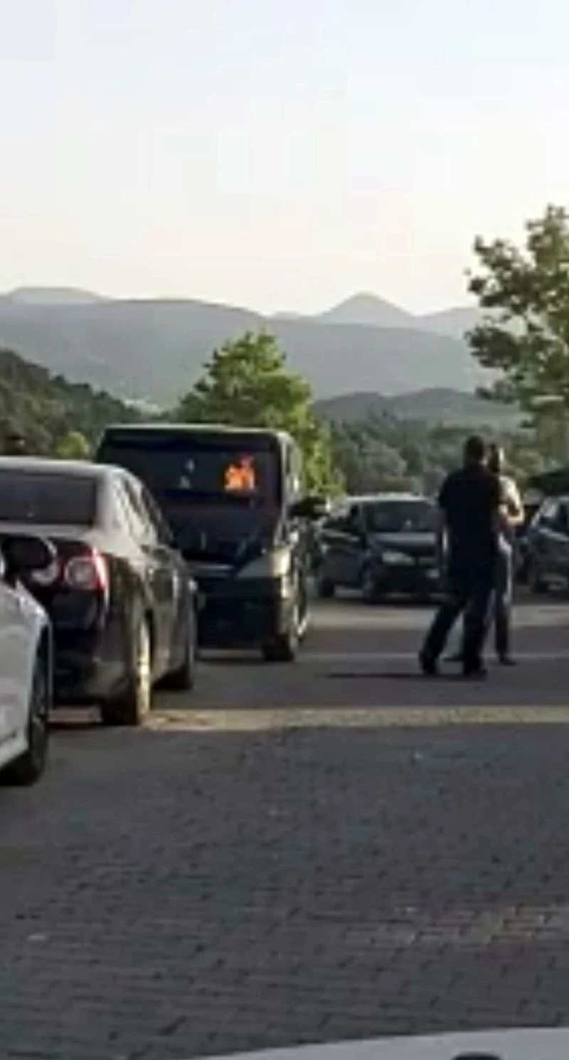 Park halindeki araç alev aldı, küle dönmesini vatandaşlar böyle önledi
