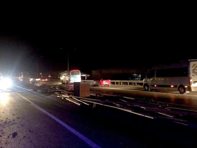 Ambulans kamyon kasasından dökülen kerestelere çarptı : 1 yaralı
