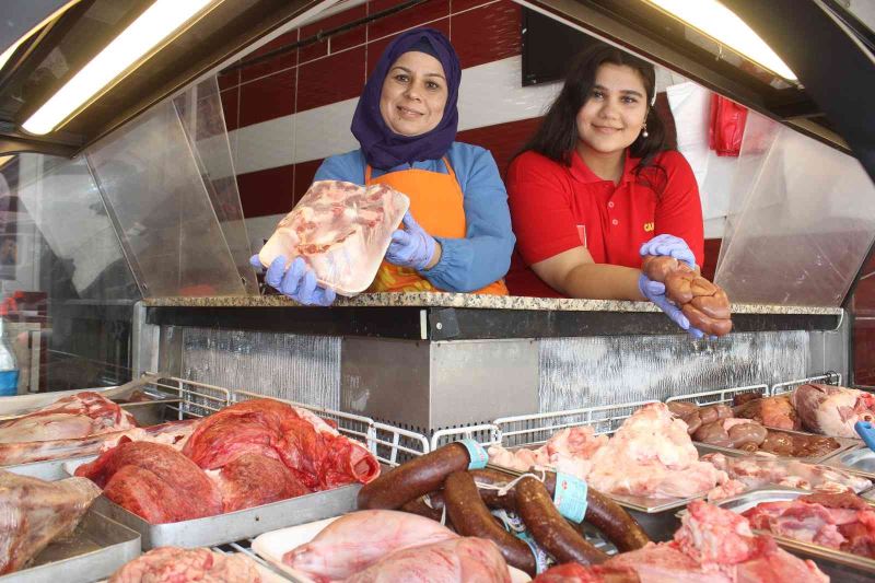 Anne kızın elinde satırı gören şaşkına dönüyor
