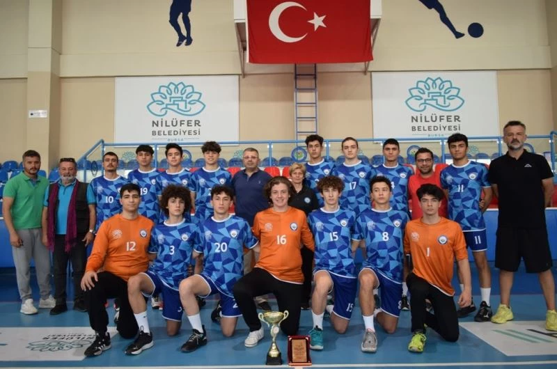 Nilüfer hentbol altyapı takımları kupayla döndü