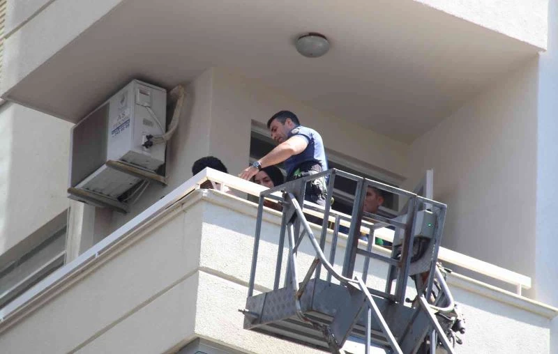 Eşyalarını aşağı atıp, balkonda keyif yaptı, polisi ve itfaiyeyi alarma geçirdi

