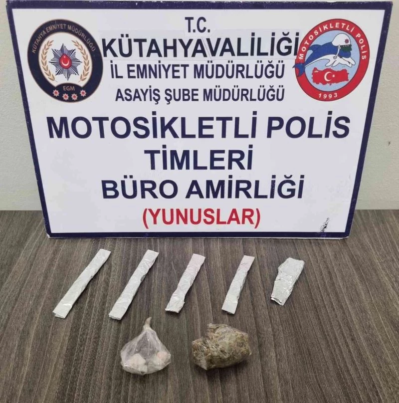 Kütahya’da uyuşturucuyla yakalanan 2 şüpheliden birinin arandığı tespit edildi
