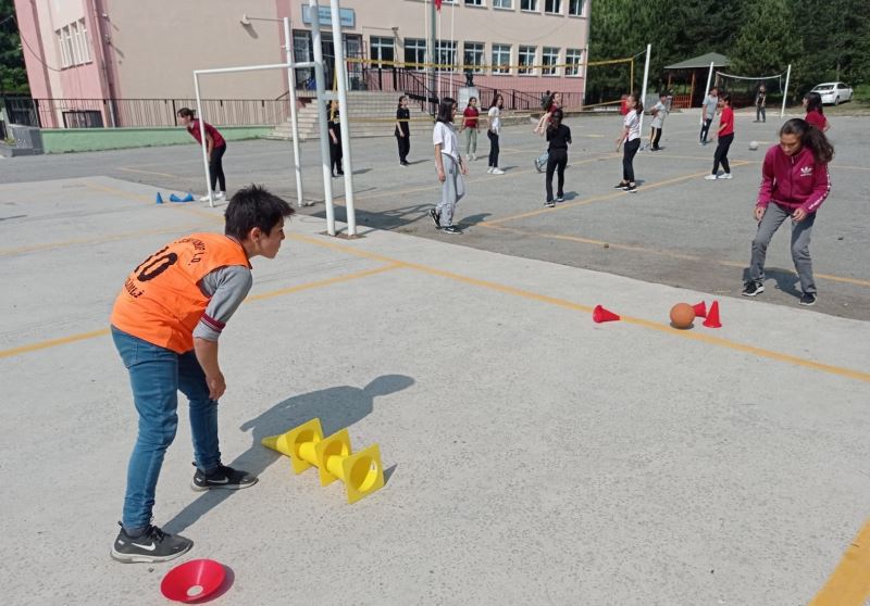 Köy okulundaki öğrencilere spor malzemesi
