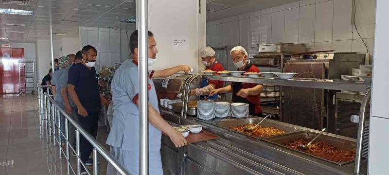 Mersin’deki hastanelerin yemeği öğretmenevinden karşılanıyor