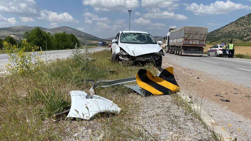 Kontrolden çıkan otomobil orta refüje girip, yön tabelasına çarparak durabildi
