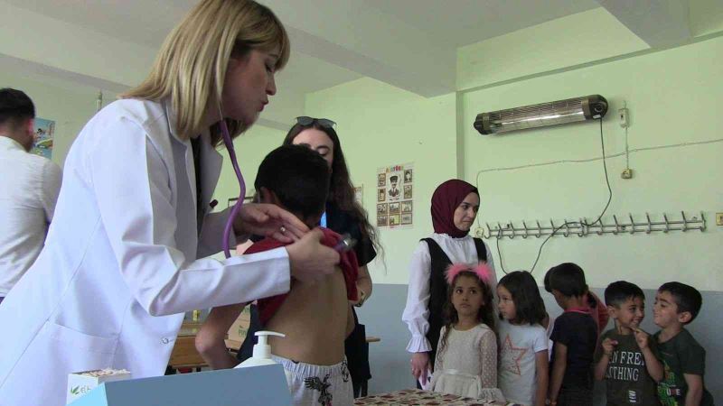 Siirt’te köy okulu öğrencileri sağlık taramasından geçti
