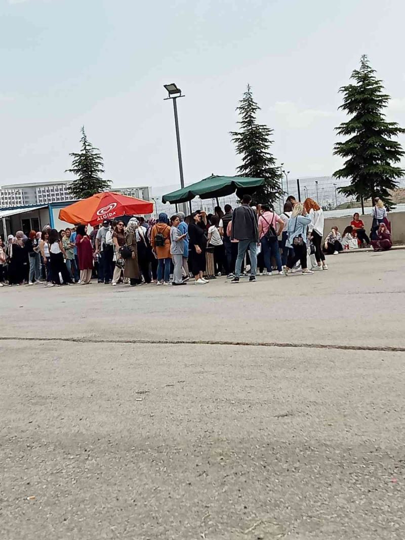 Yeni açılacak hastanede iş bulabilmek için metrelerce kuyruk oluşturdular
