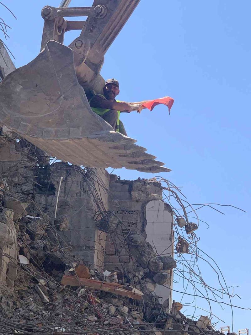 Molozlar arasından Türk bayrağını çıkardı, görenlerin içini ısıttı
