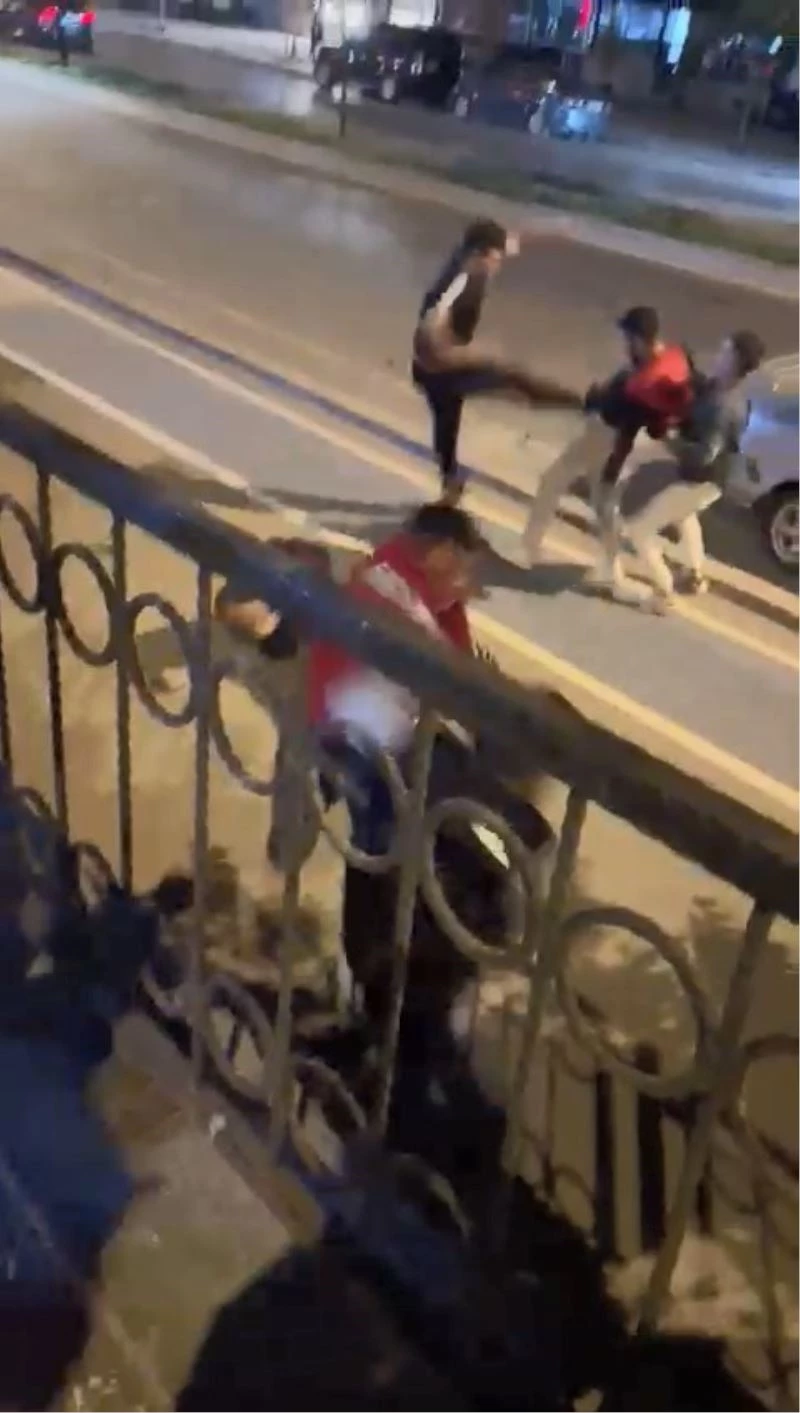 Gençler birbirine girdi, kaldırım ring alanına döndü
