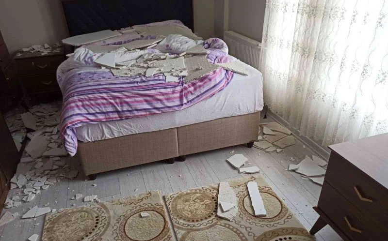 Başkentte dökülen tavan bina sakinlerini can derdine düşürdü
