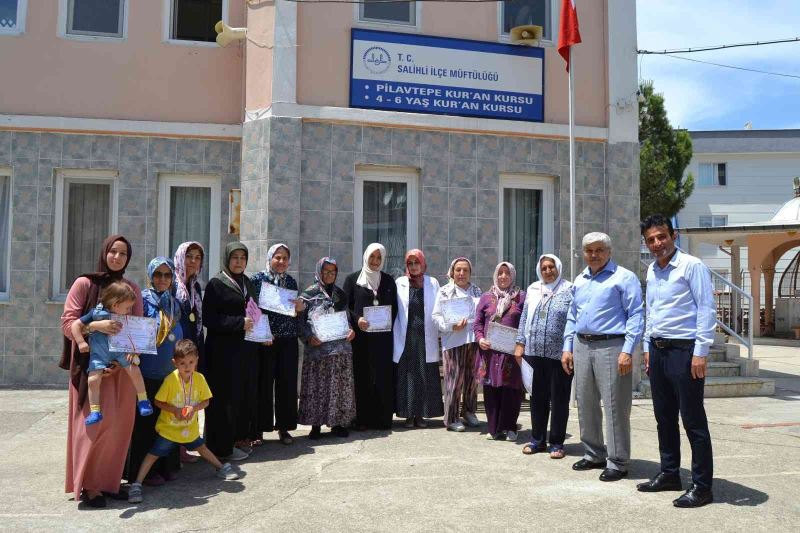 Salihli’de kursiyerler, katılım belgelerini aldı
