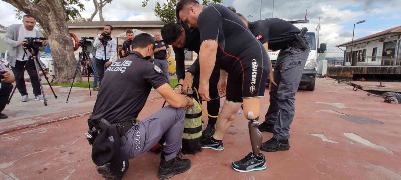 Engelli vatandaşlar, polis dalgıçlarla Haliç’e daldı, çöp topladı
