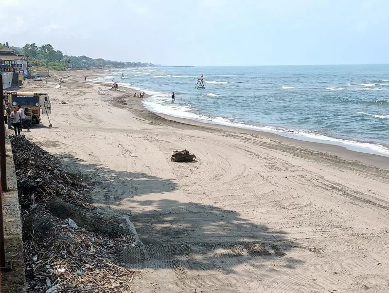 Sahiller kum temizleme aracı ile temizleniyor
