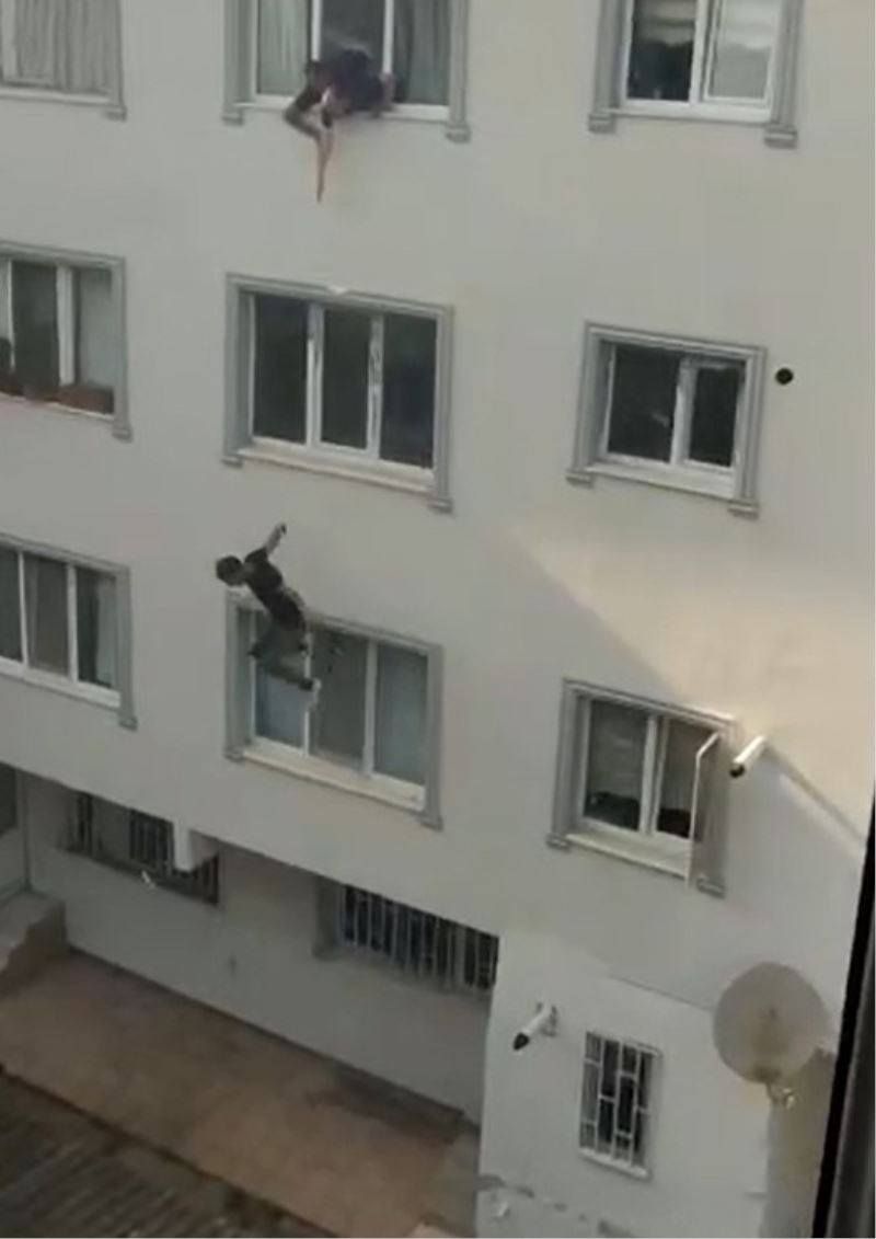 Polisten kaçan şüpheli çatıdan inmeye çalışırken beton zemine çakıldı
