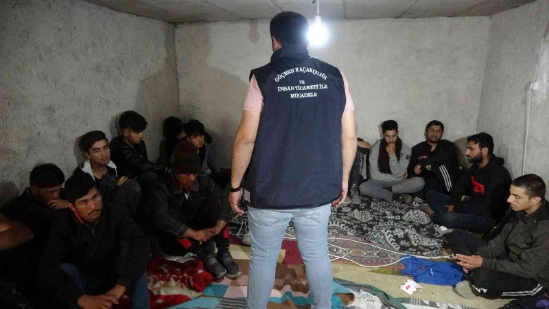 Van’da bir evin bodrumunda 24 düzensiz göçmen yakalandı
