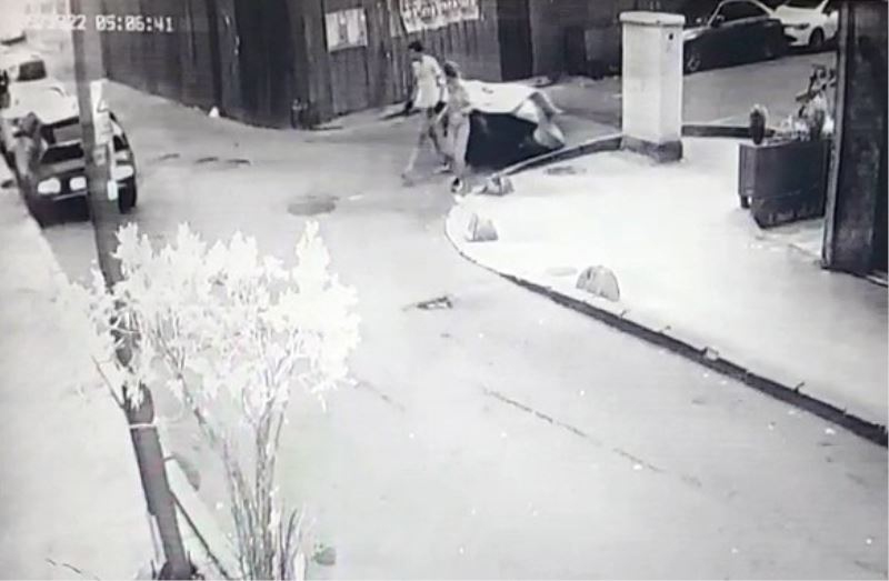 İstanbul’da “çekçek” ile motosiklet çalan hırsızlar kamerada
