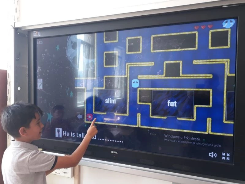 Atatürk İlkokulu öğrencileri İngilizceyi oyunlarla pekiştiriyor
