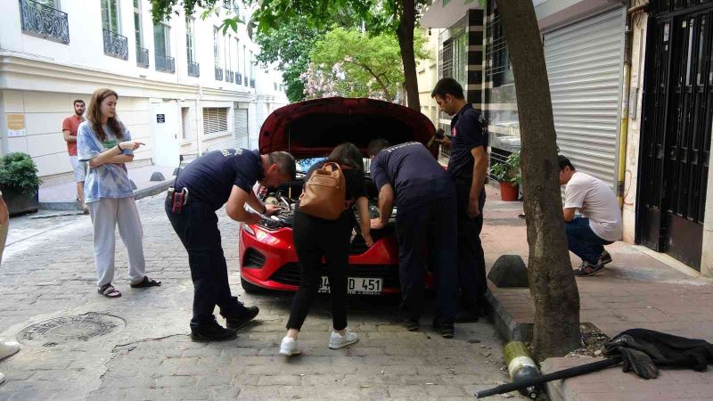Beyoğlu’nda otomobilin motoruna yavru kedi sıkıştı
