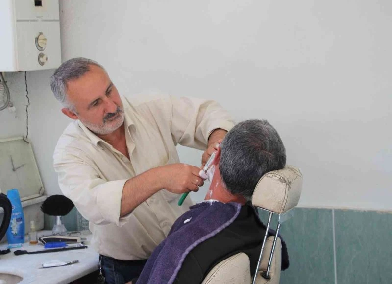 7 yaşında tabureye çıkarak başladı, yarım asırdır makas sallıyor
