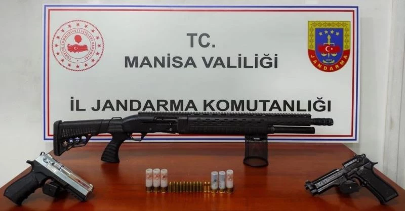 Araması bulunan şahıs silahlarla yakalandı
