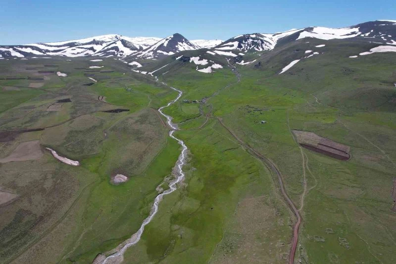 Kar sularının oluşturduğu akarsu havadan görüntülendi
