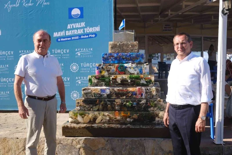 Denizden çıkan çöpler ile anıt yaptılar
