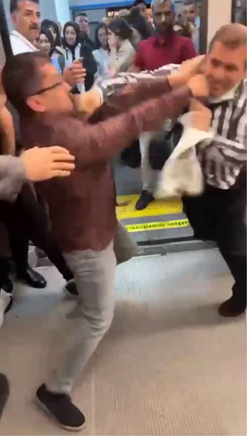 Metro istasyonunda boks ringini aratmayan kavga
