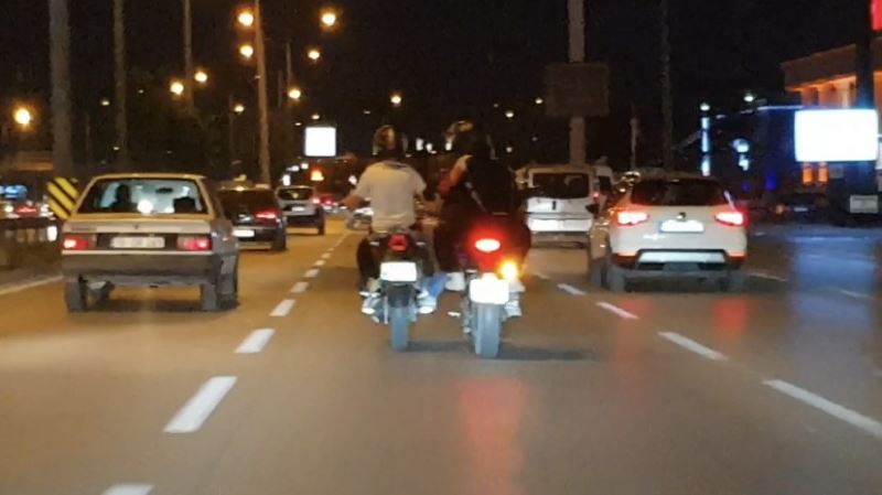 Trafikte bozulan motosikleti ayağıyla iterek götürdü
