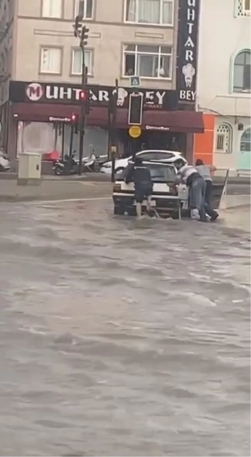 Bursa’da sağanak yağışta sürücülerin zor anları kameraya yansıdı
